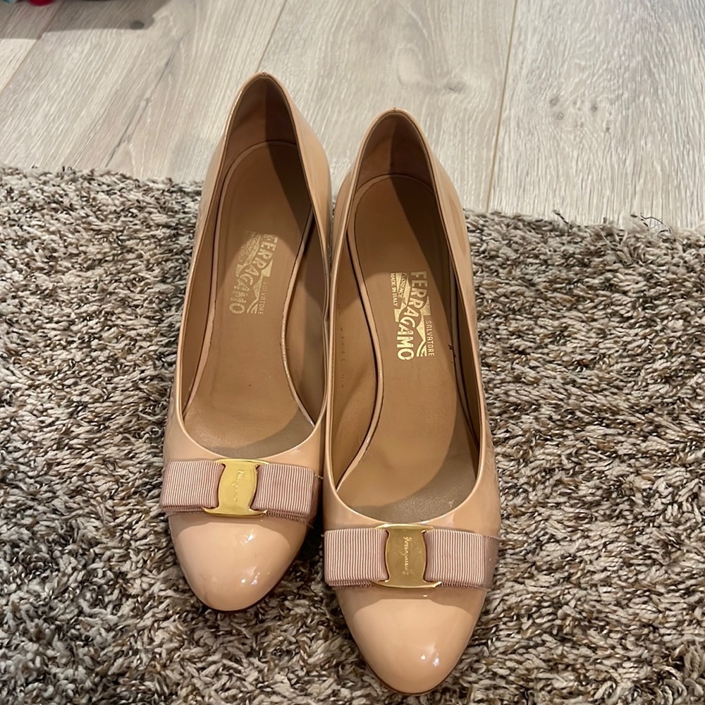 EUC Ferragamo Carla Patent Bow Pumps